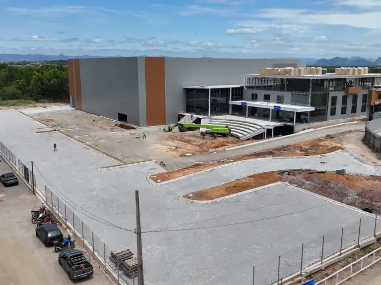 Vista aérea de complexo de galpões industriais finalizados, vegetação ao redor.