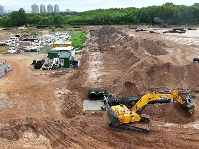Sobrevoo aéreo de complexo de galpões industriais finalizados.