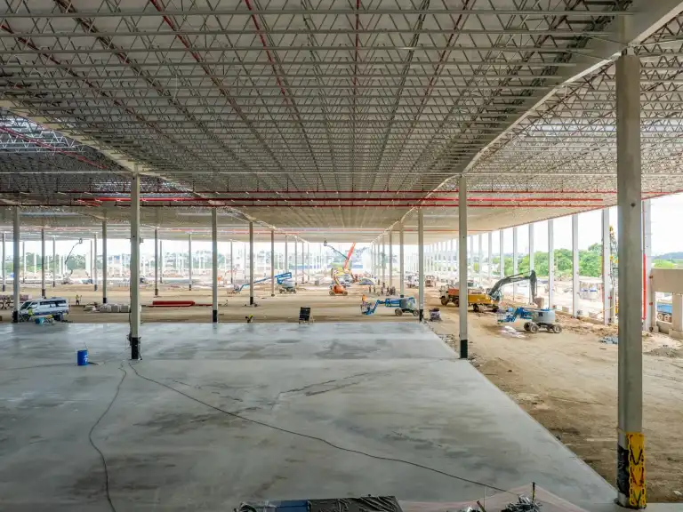 Estrutura metálica de um galpão em construção
